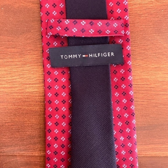 🍁SALE🍁TOMMY HILFIGER Red 100% Silk Foulard Necktie - Picture 4 of 9
